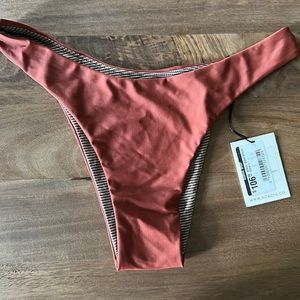 ACACIA - Bobbi Bottom. L. Clove